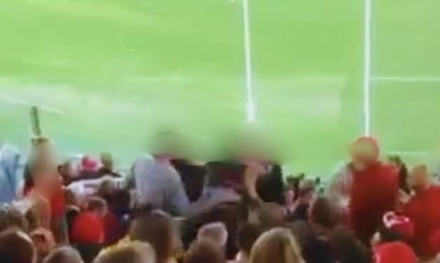 Ružne scene izbiju u SCG -u dok se navijači Footy sukobljavaju u divlju svađu dok se Port Adelaide zadržava kako bi zapečatio pobjedu protiv Sydney Swans