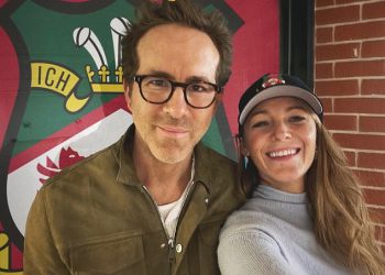 Ryan Reynolds i Blake Lively Jet In As Wrexham zatvaraju se u promociju na prvenstvo – dok Deadpool Star izlijeva pinte i zabave s navijačima ispred Crunch Charlton Clash