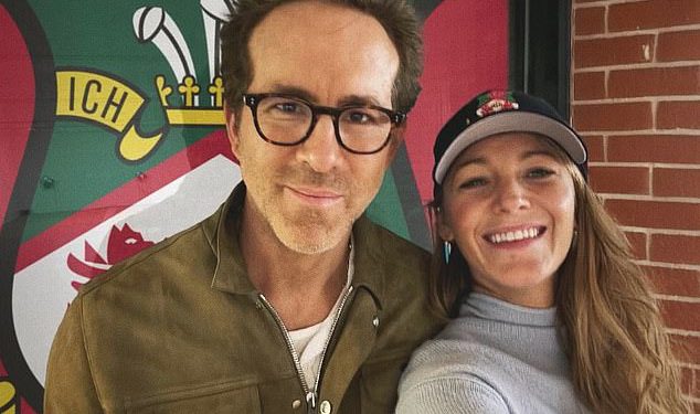 Ryan Reynolds i Blake Lively Jet In As Wrexham zatvaraju se u promociju na prvenstvo – dok Deadpool Star izlijeva pinte i zabave s navijačima ispred Crunch Charlton Clash