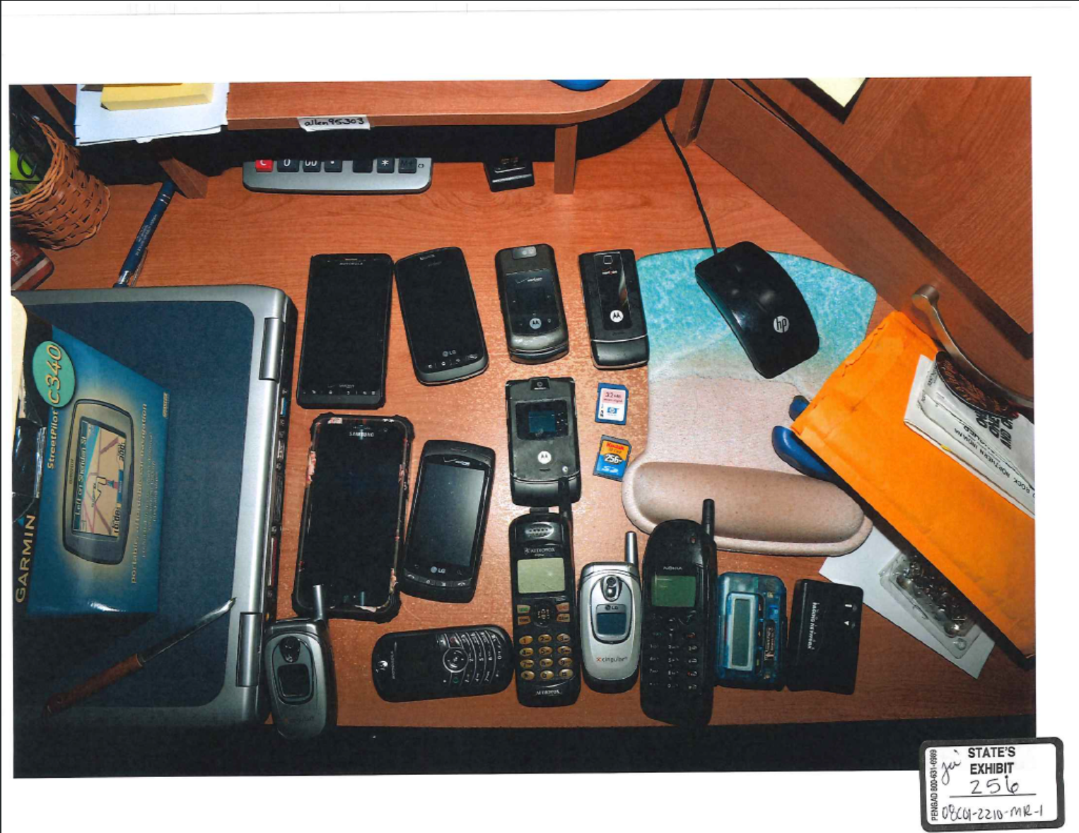 Fotografije Libby i Abby -ovih telefona također su uključene u eksponate objavljene ovog tjedna