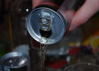 ŠEĆER, KOFEIN I OVISNOST Zastupnica u PFBiH pokrenula inicijativu za zabranu prodaje energetskih napitaka maloljetnicima