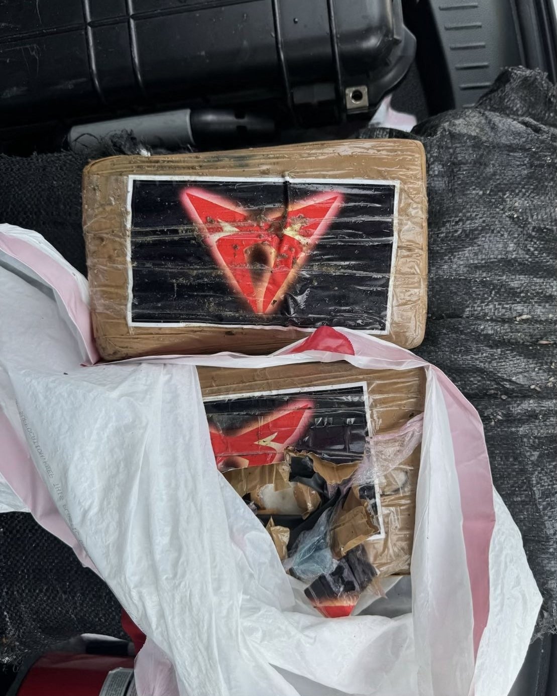 Paketi kokaina koje su izvukli američki carinski i granični patrolni agenti nakon uragana Debby 2024. godine. Slični snopovi kokaina isprani na plaži u blizini plaže Galveston i Jamaica u Teksasu na Uskrsnu nedjelju, 2025