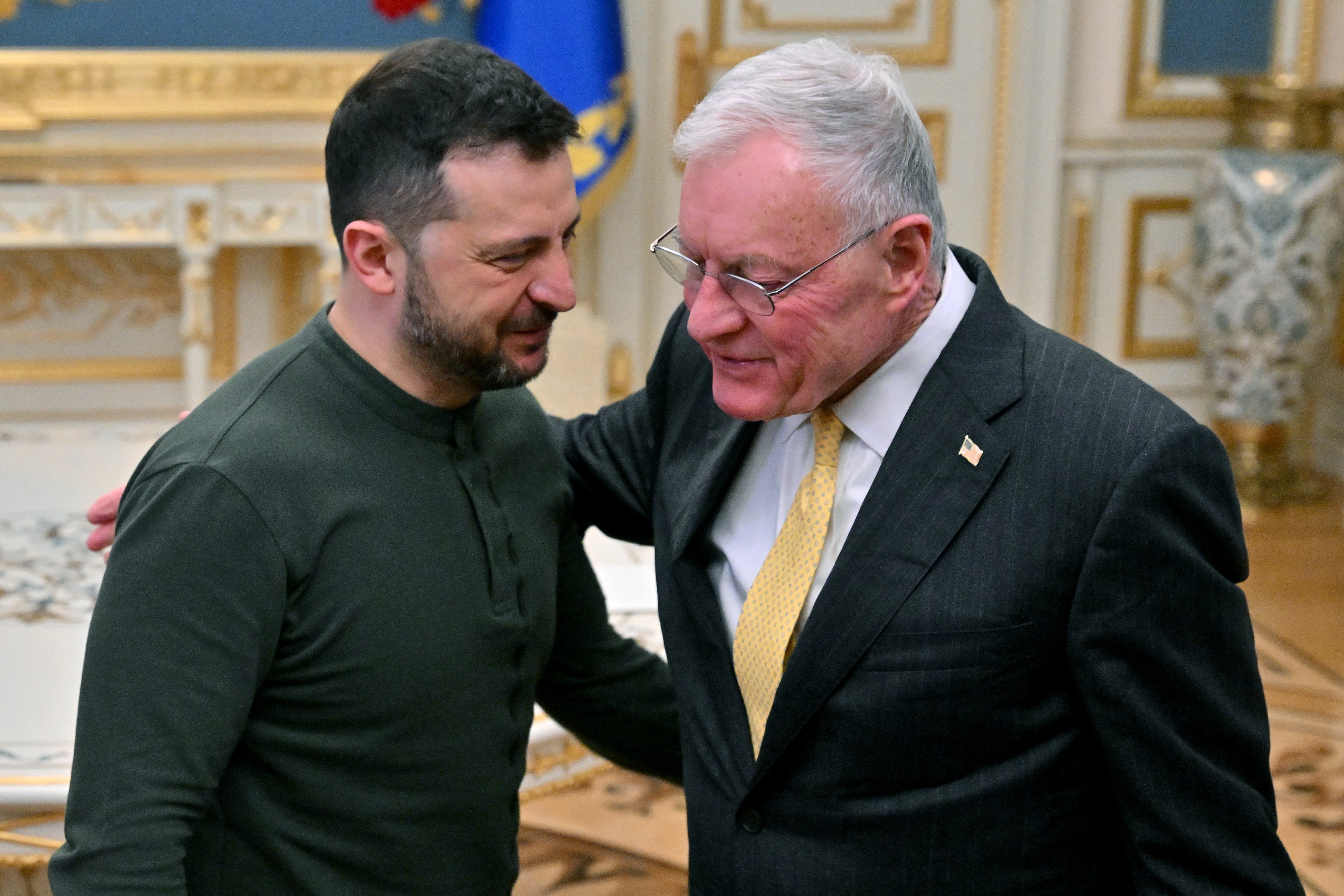 Ukrajinski predsjednik Volodymyr Zelensky pozdravlja američki izaslanik Keith Kellogg u veljači