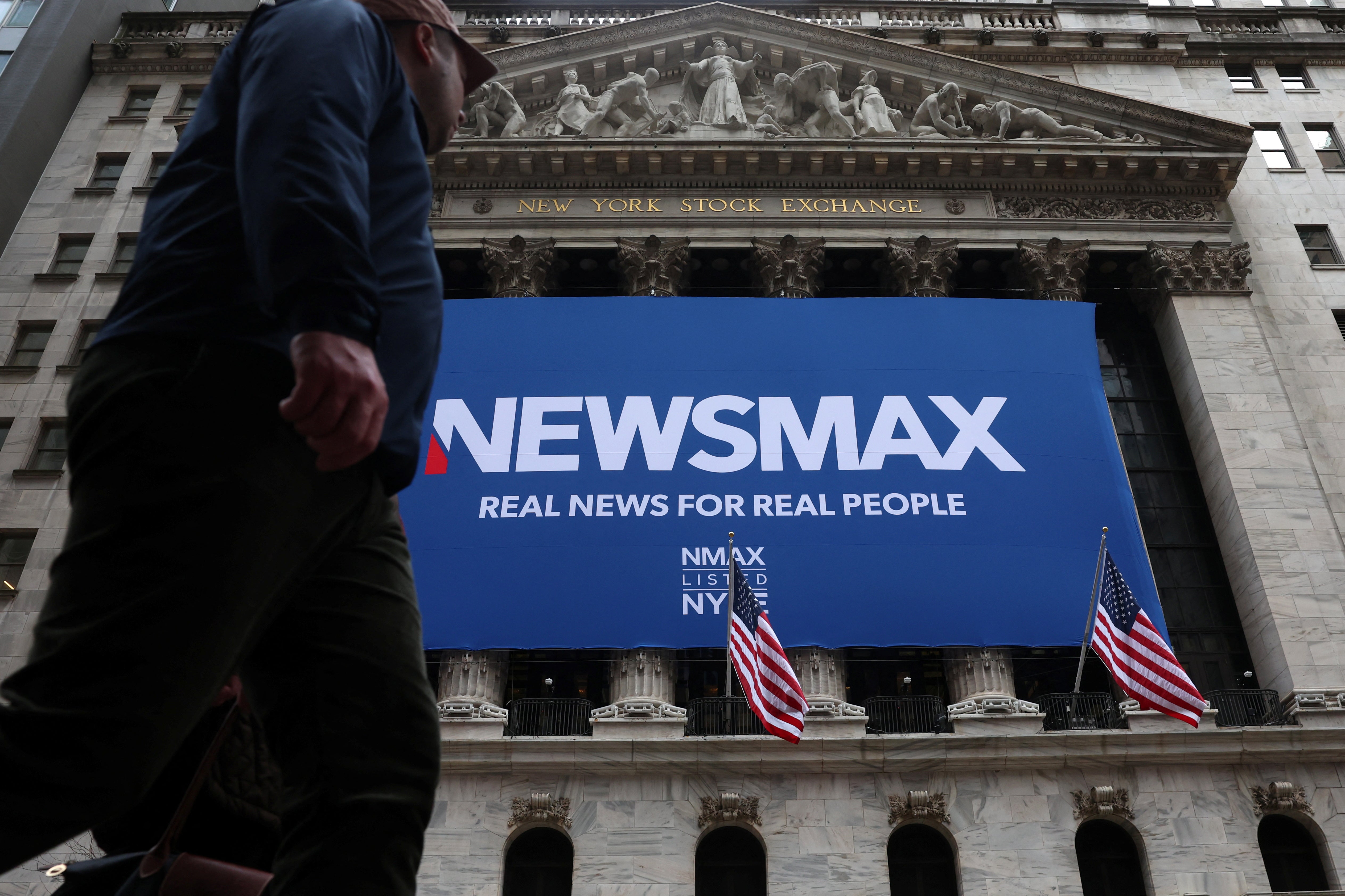 Natpis za NewsMax Inc. prikazan je tijekom IPO -a tvrtke na njujorškoj burzi