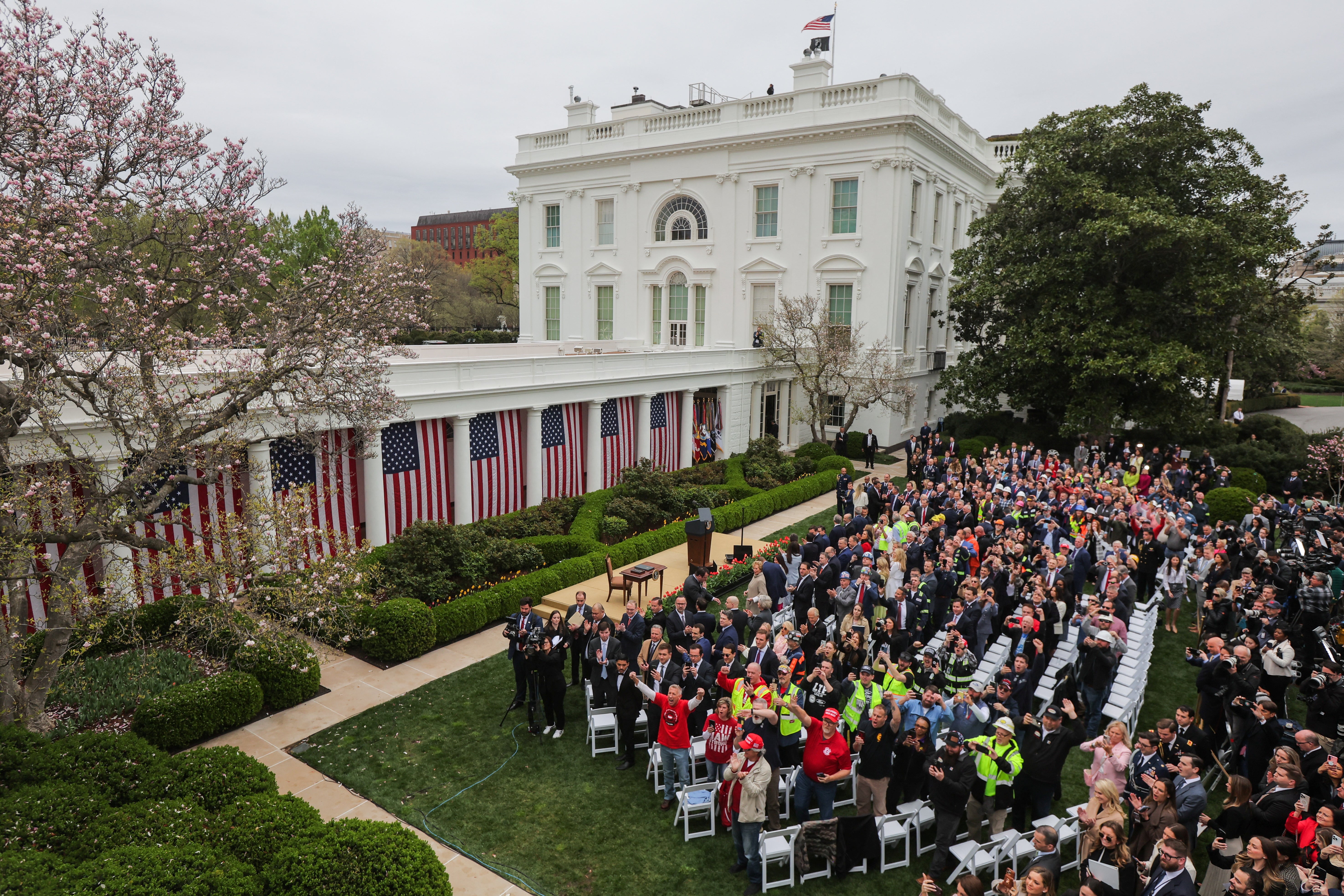 Sudionici u vrtu ruža u Bijeloj kući u Washingtonu, gdje je Donald Trump najavio povijesne tarife