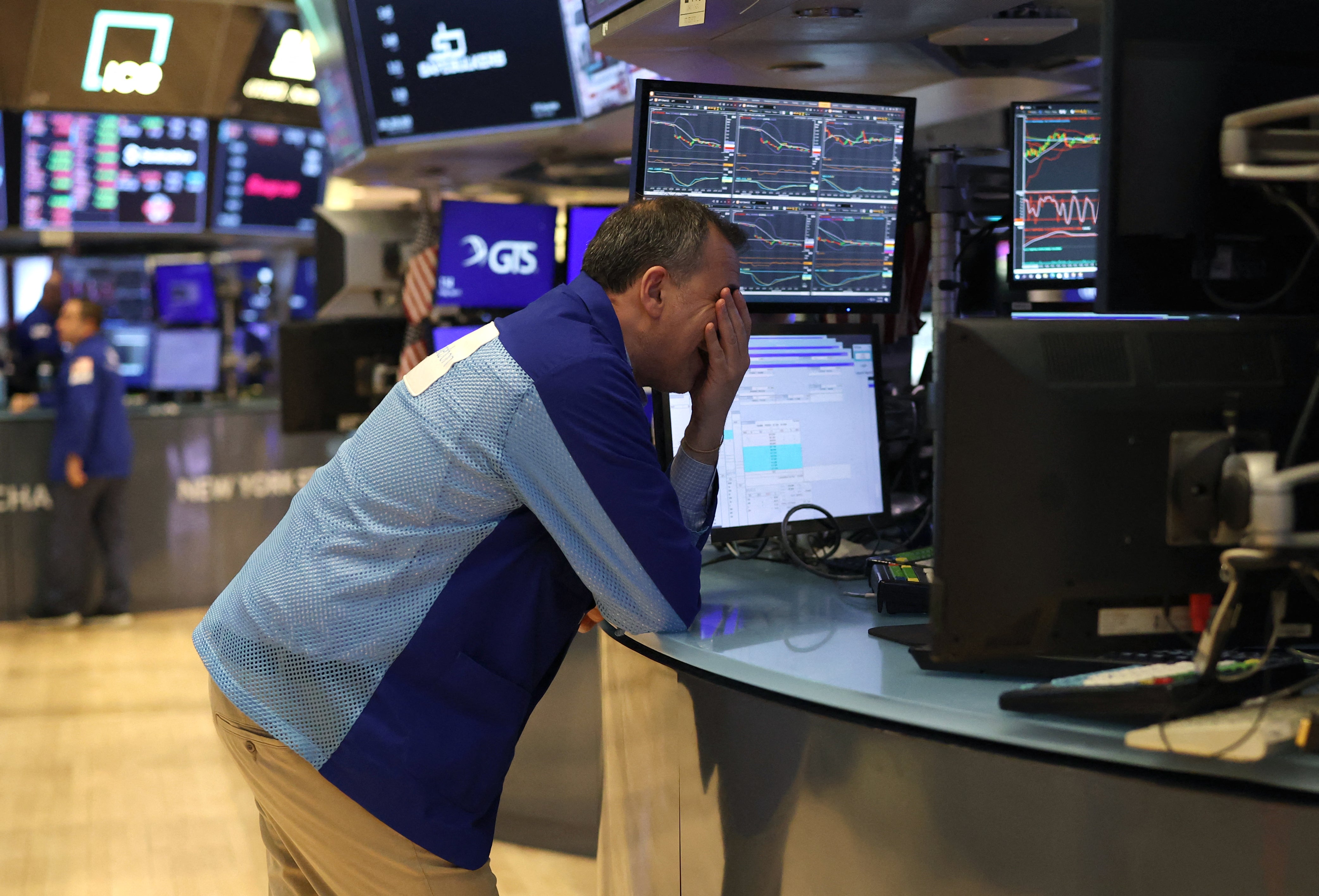 Tržnica Dow Jones u petak je izgubila više od 2.000 bodova dok se Wall Street brinuo zbog utjecaja tarifnog plana predsjednika Donalda Trumpa