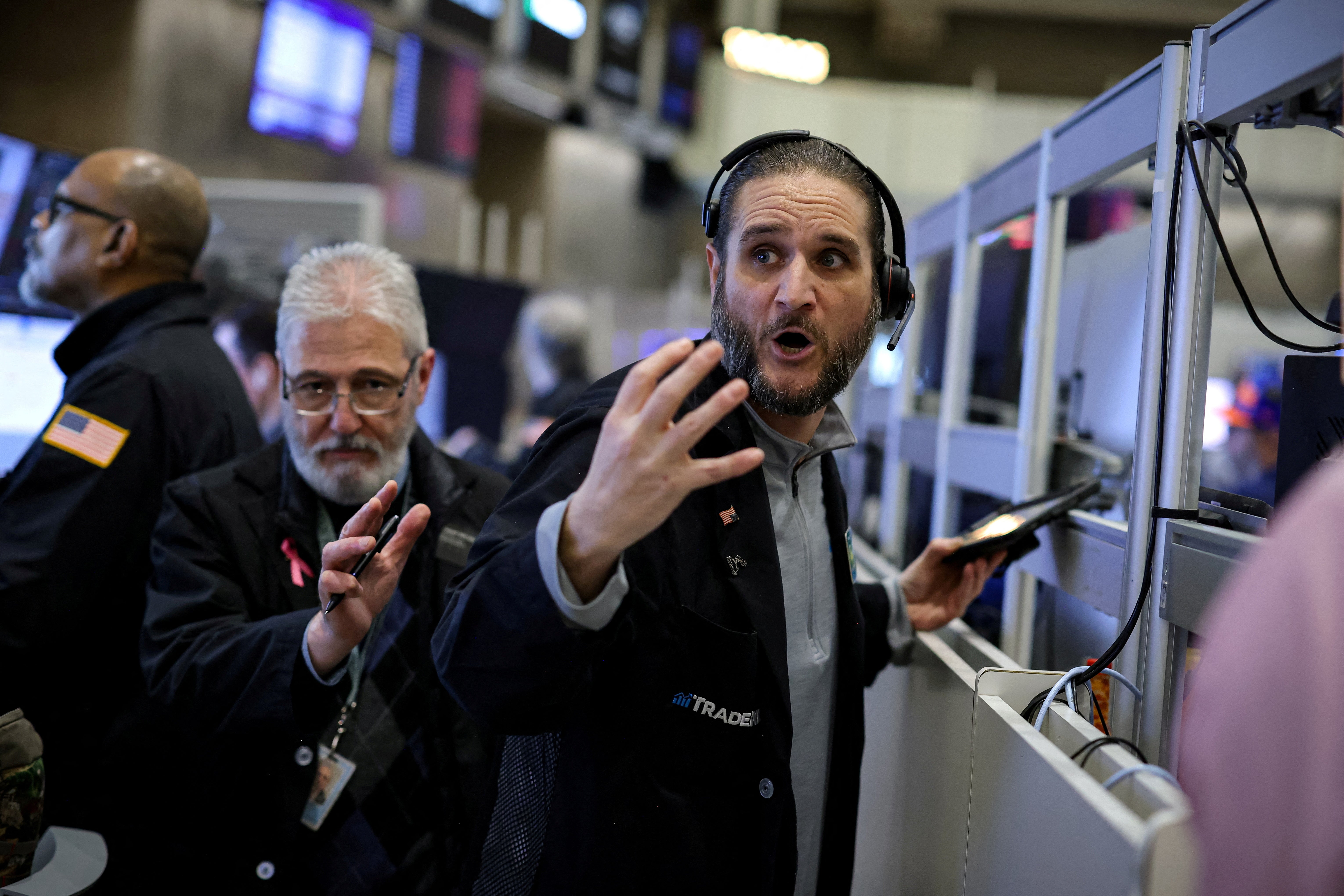 Trgovci Futures-Options rade na katu na američkoj burzi (AMEX) na njujorškoj burzi (NYSE) u New Yorku u ponedjeljak