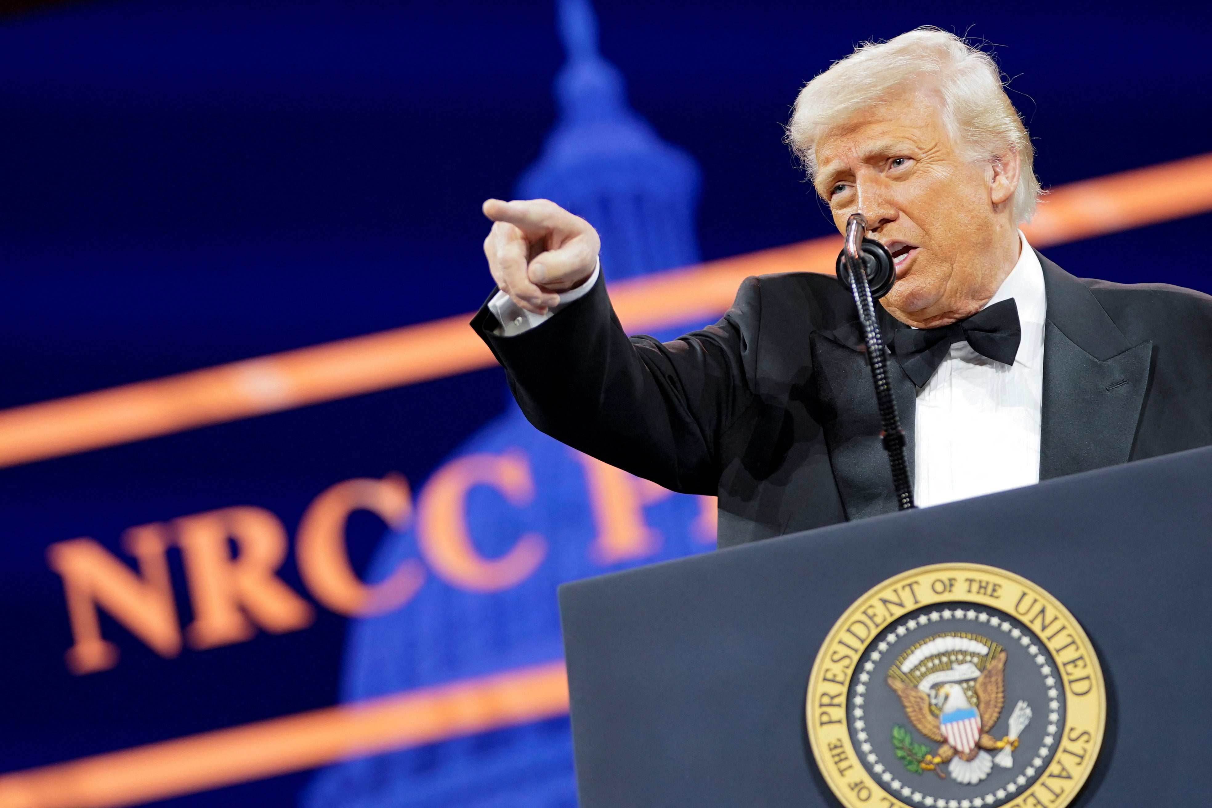 Predsjednik Donald Trump govori dok sudjeluje na večeri Nacionalnog republikanskog odbora za kongres (NRCC) u Nacionalnom muzeju zgrade u Washingtonu, DC