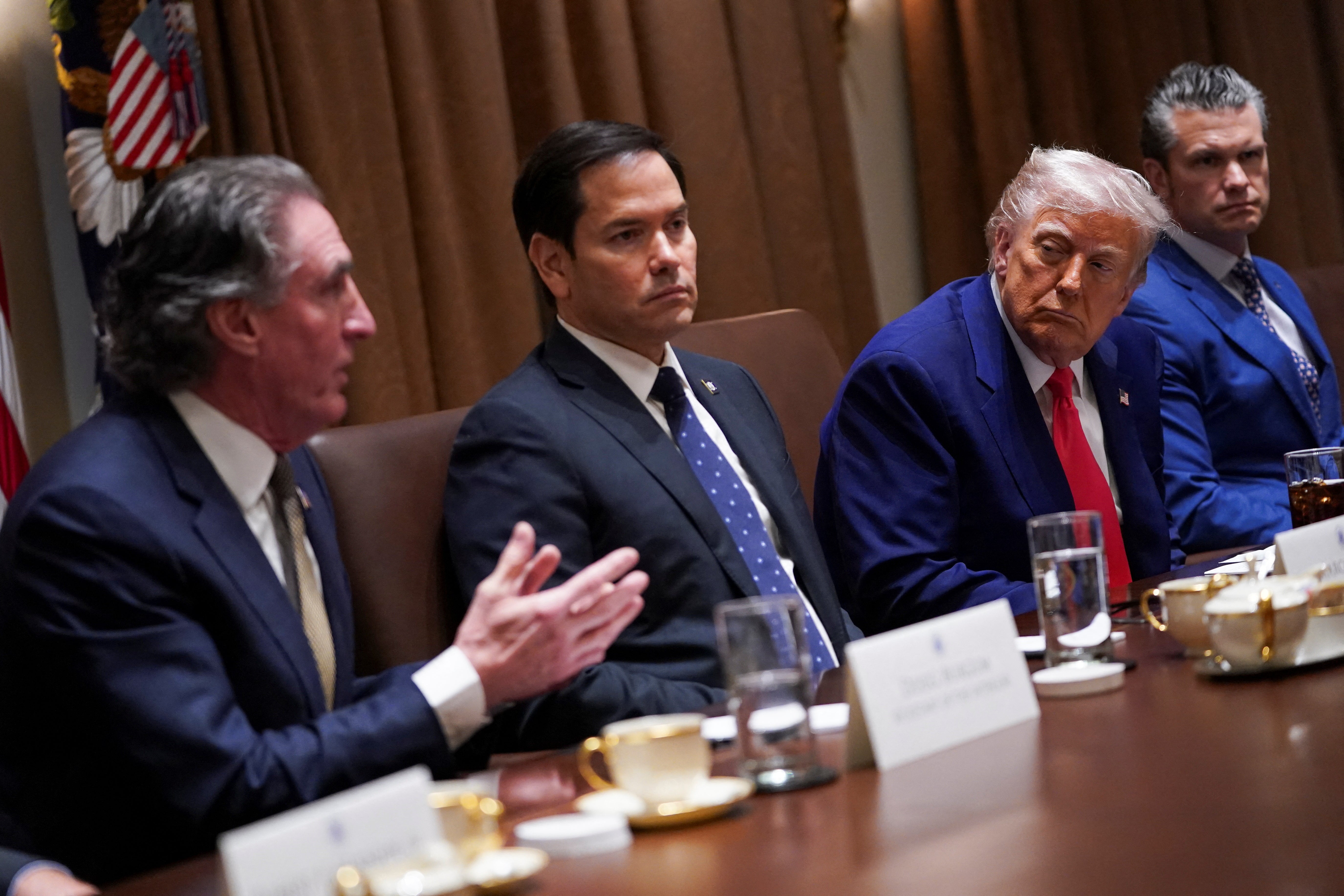 Predsjednik Donald Trump održan je na sastanku kabineta u Bijeloj kući. Brzo se pretvorilo u sesiju na kojoj je pohvale obasjana predsjedniku