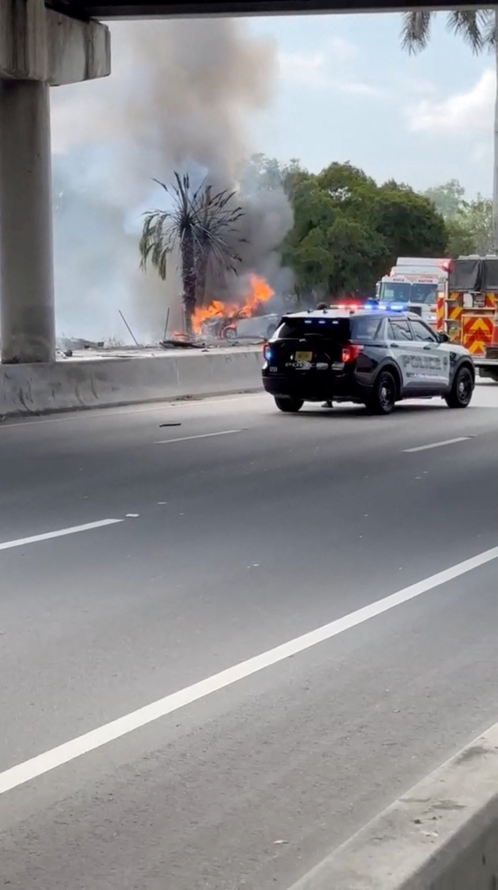 Automobil gori na mjestu sudara u Boca Ratonu na Floridi 11. travnja 2025. godine, na ovom zaslonu, dobivenom iz videozapisa na društvenim mrežama