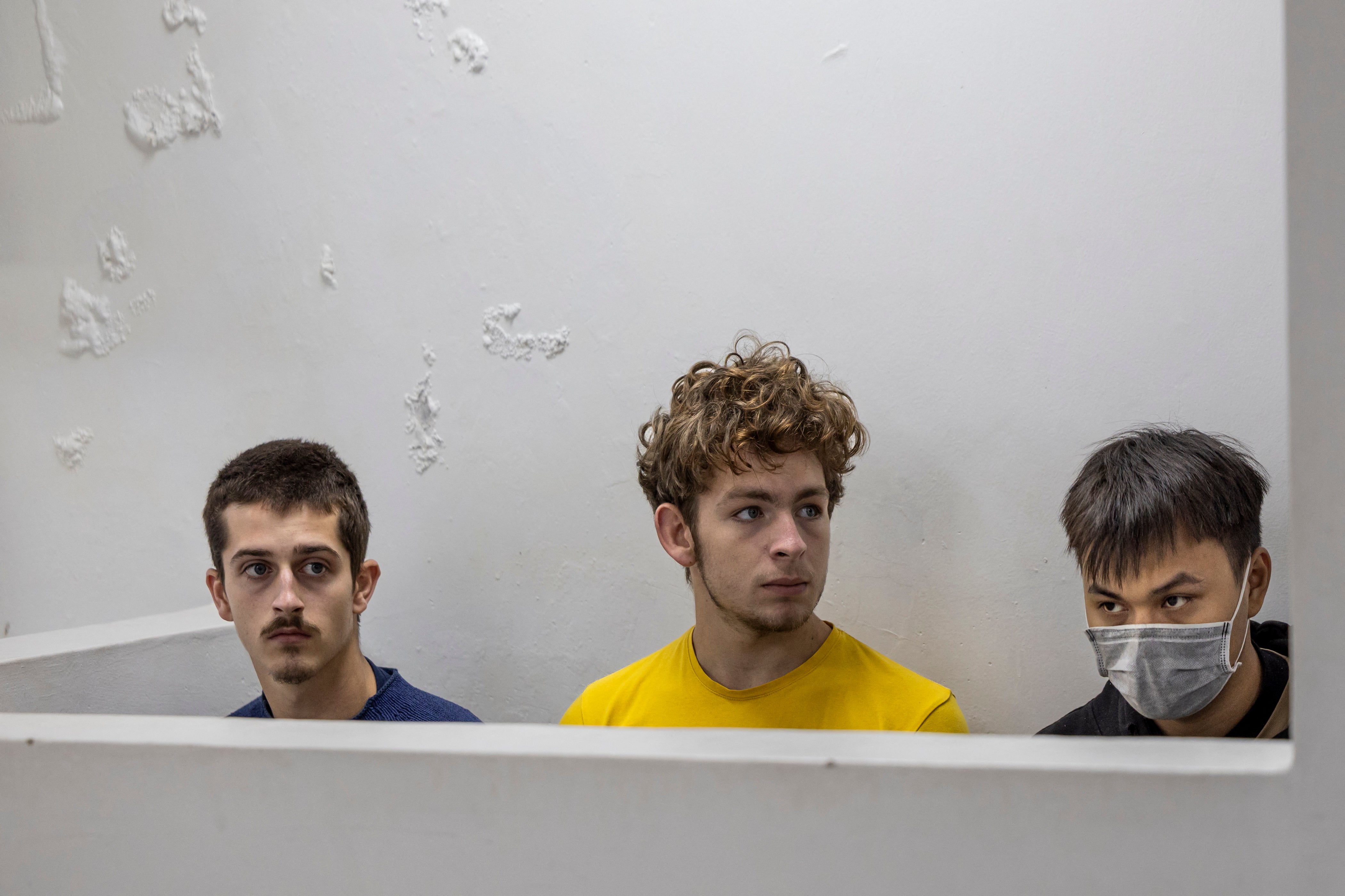 Belgijski državljani seppe Lodewijckx (L) i Lornoy David (C) sjede sa svojim suoptuženim vijetnamskim duh Hungom Nguyenom (R) u pristaništu za spominjanje njihovog slučaja u kojem su optuženi zajedno s kenijskim nacionalnim Dennisom ng'ang-a (Unseen) s ilegalnim pozornima)