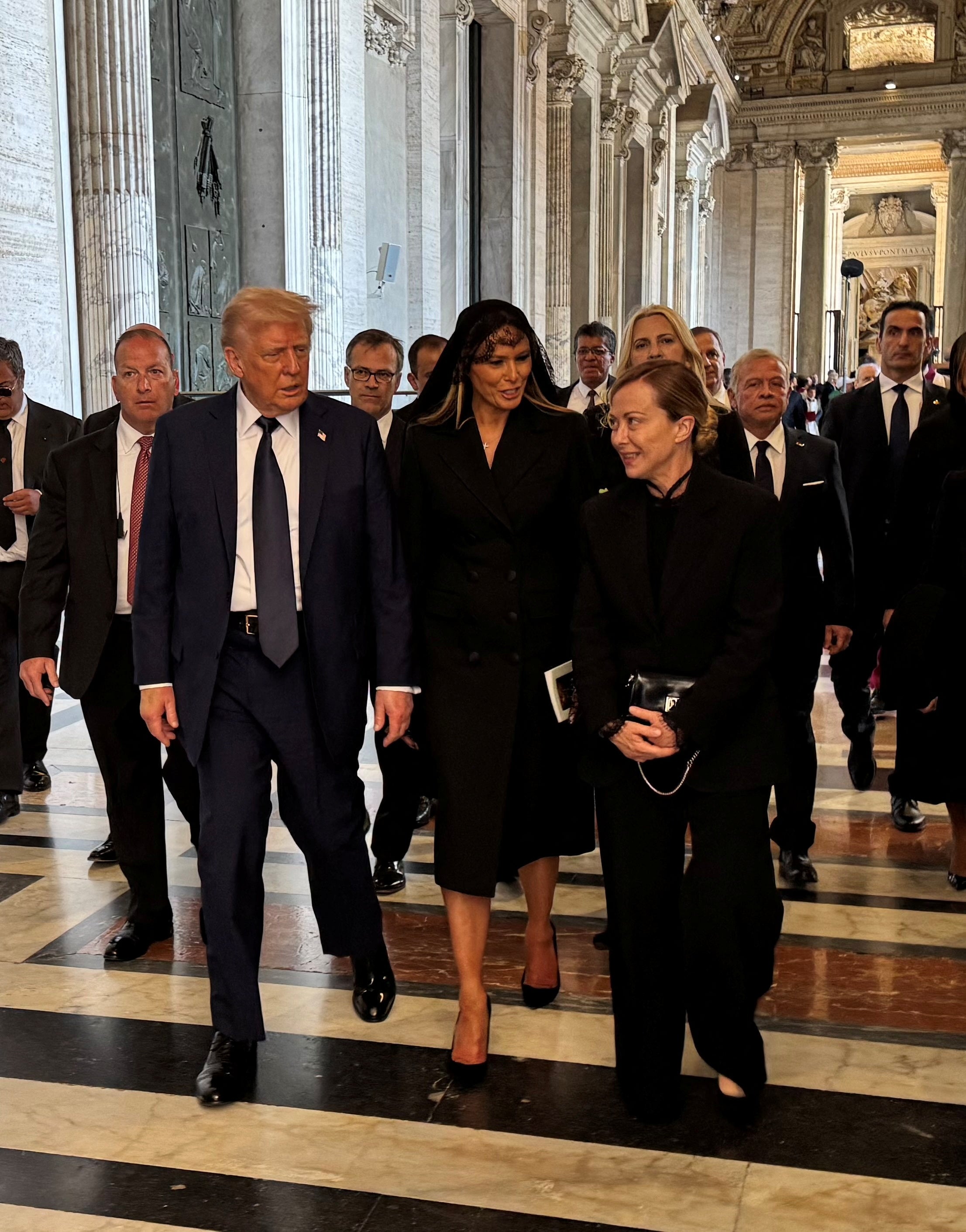 Trump je upoznao Melonija dok je stigao u Rim na sprovod pape Franje