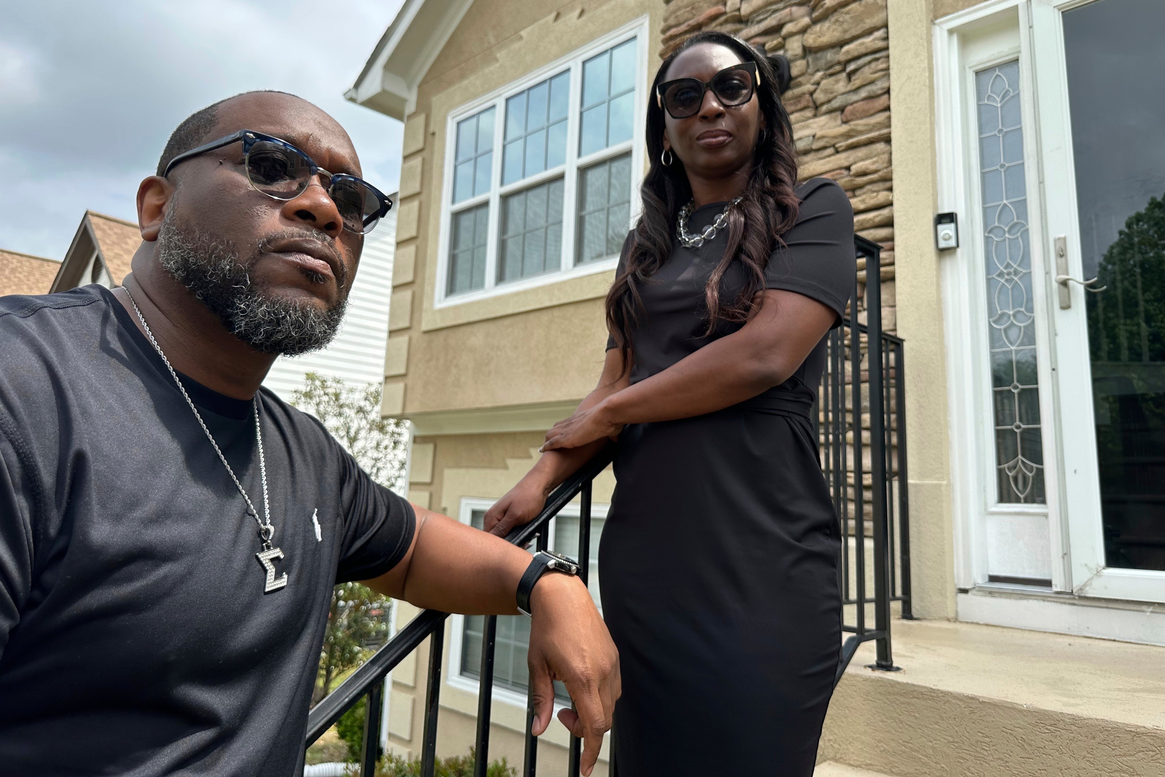 TOI Cliatt (lijevo) i Trina Martin (desno) traže od Vrhovnog suda da im dopusti da tuže agente FBI -a koji su pogrešno izvršili prepad na svoj dom 2017. godine