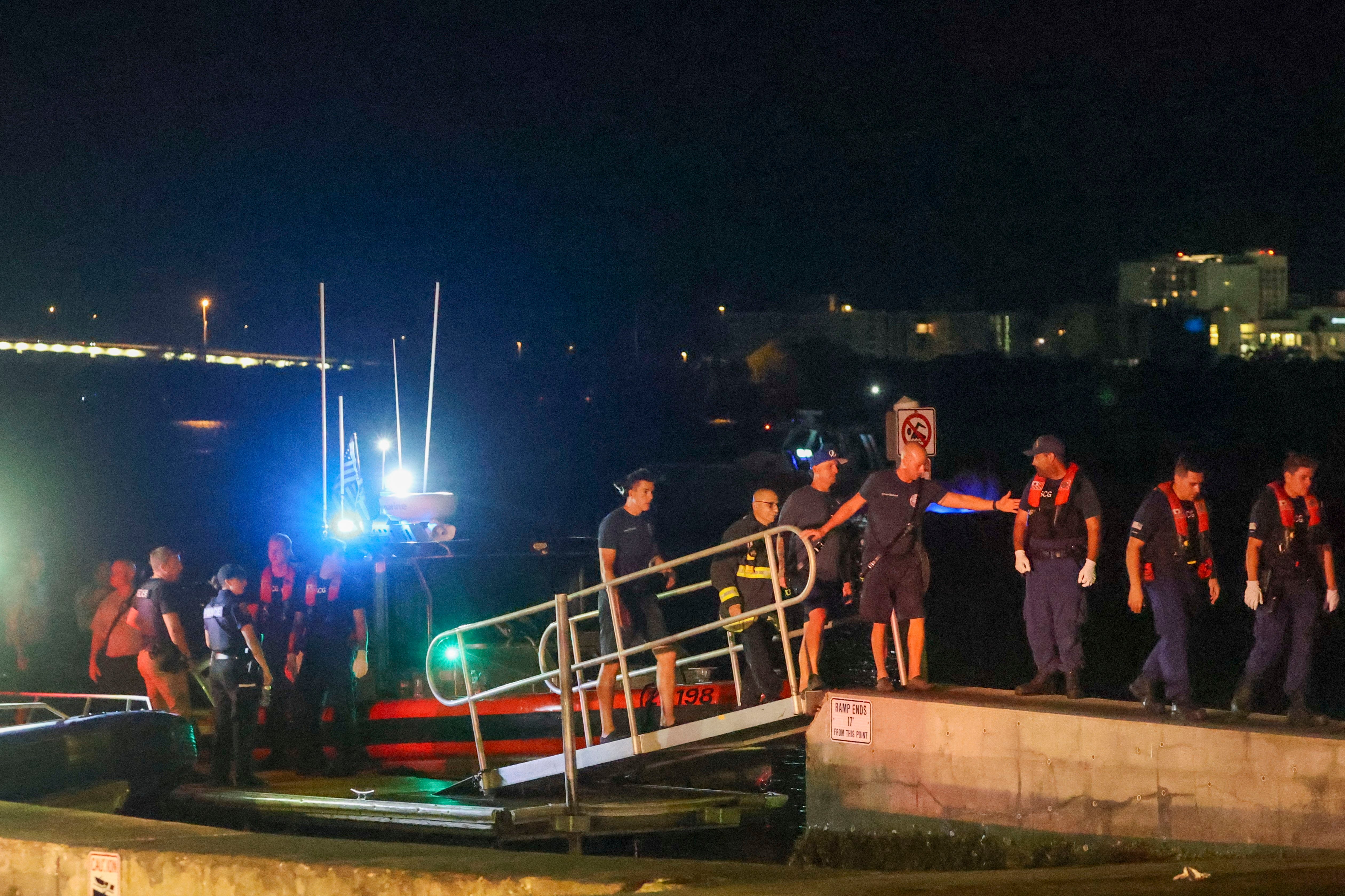 Spasilački radnici okupljaju se na seminole rampe za brod sjeverno od mjesta gdje se čamac srušio na trajekt uzrokujući višestruke ozljede u blizini mosta Clearwater Memorial Causeway, u nedjelju, 27. travnja 2025., u Clearwateru, Fla