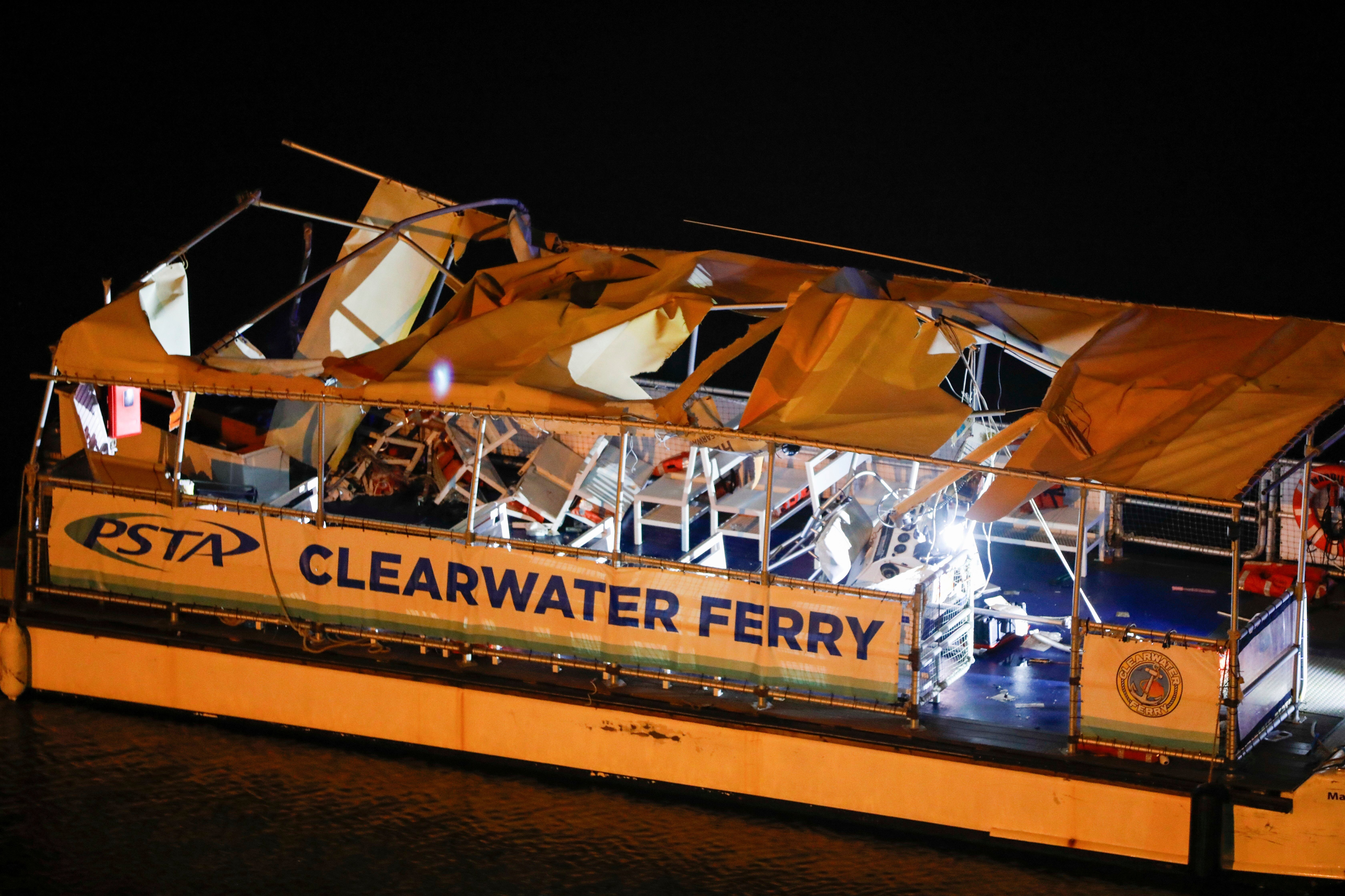 Provedba zakona istražuje olupinu trajekta Clearwater nakon što se čamac srušio na trajekt uzrokujući višestruke ozljede u blizini mosta Clearwater Memorial Causeway, u nedjelju, 27. travnja 2025., u Clearwateru, Fla