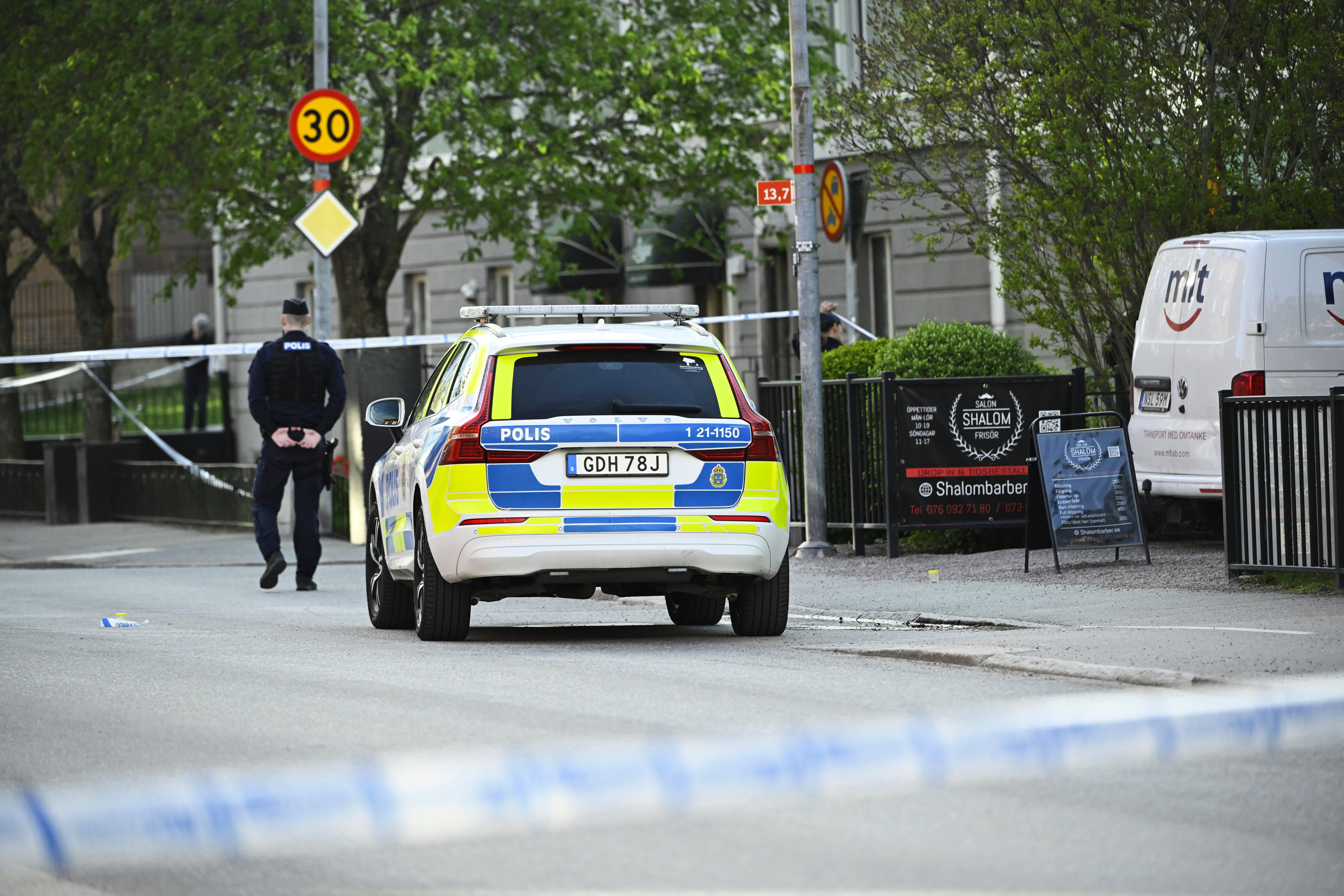 Švedska policija rekla je da su tri osobe potvrđene mrtve nakon pucnjave u utorak u Uppsali, gradu u blizini Stockholma