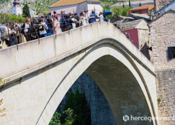 STARI MOST U MOSTARU Vlasnik suvenirnice nasrnuo na snimatelja RTV Herceg-Bosne