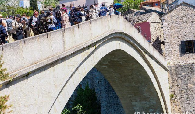 STARI MOST U MOSTARU Vlasnik suvenirnice nasrnuo na snimatelja RTV Herceg-Bosne