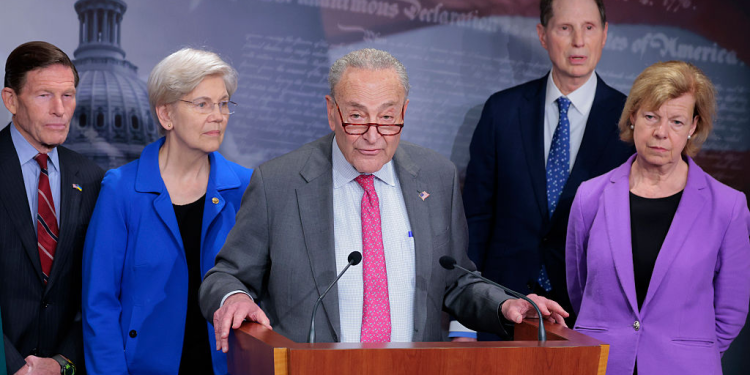 Schumer, Baldwin, Blumenthal željeznica protiv Trumpovih 100 dana u podu sve više