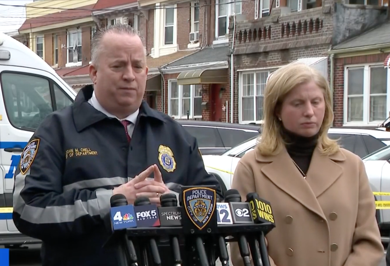 Šef njujorške policijske uprave John Chell i povjerenica policijske uprave New Yorka Jessica Tisch tijekom brifinga za novinare u kući u Brooklynu, gdje je muškarac 6. travnja 2025 napao četiri mlade djevojke s mesnim cijepačem