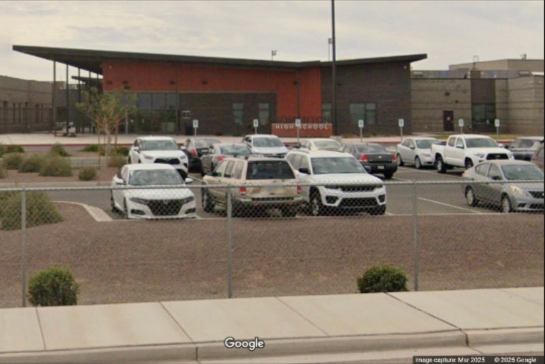 Trener navijača u srednjoj školi Somerton izgubio je posao nakon što je mužjaka pustio da koristi žensku svlačionicu