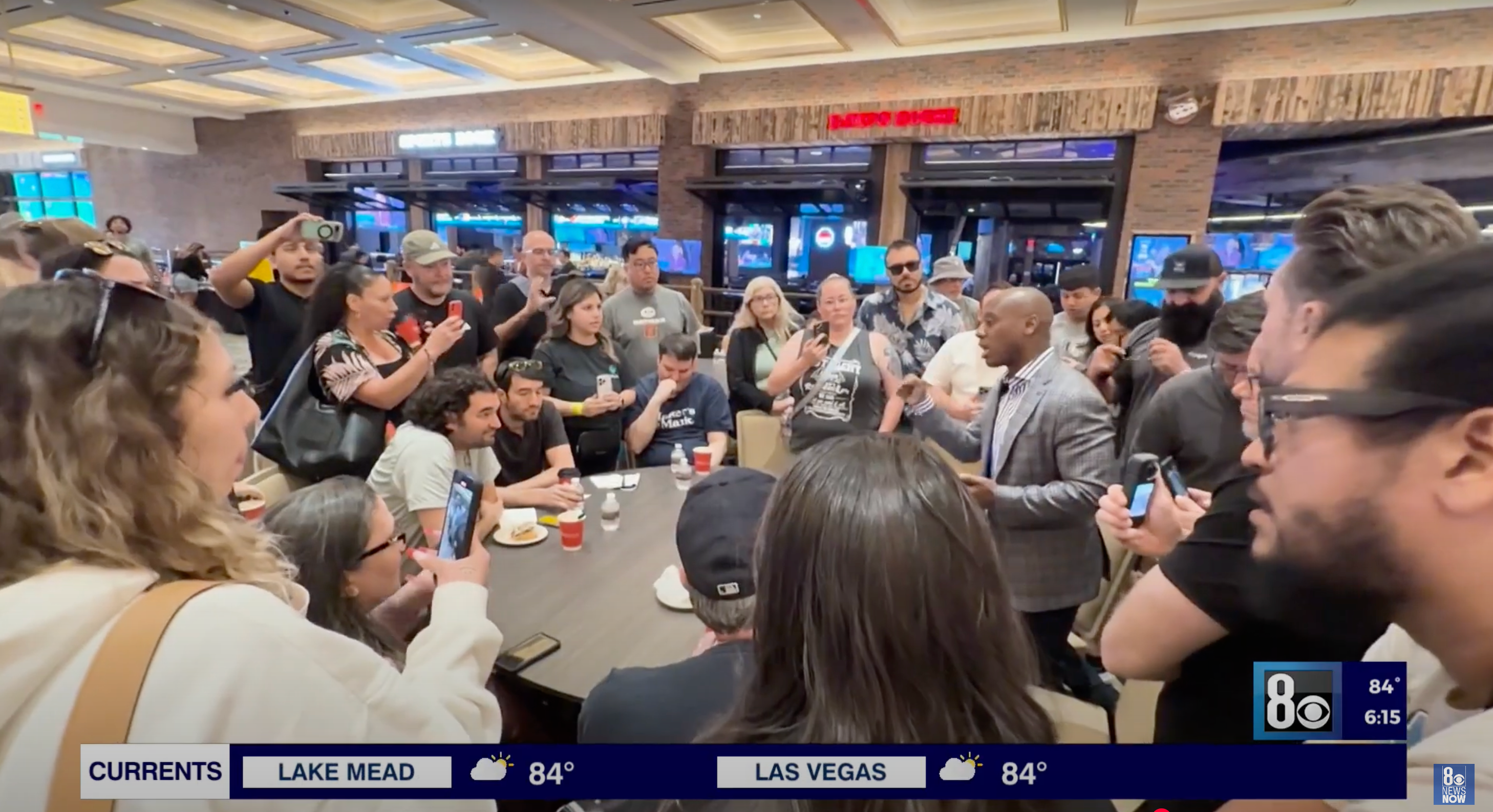 Gosti koji borave u Resorts World Las Vegas okupili su se u utorak za izvršnog direktora Alexa Dixona