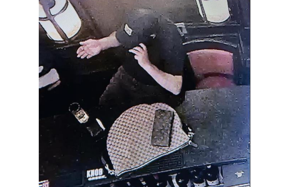 Mario Bustamente Leiva optužena je za krađu tajnice domovinske sigurnosti Kristi Noem, koja je sadržavala njezine osobne kreditne kartice i vladin ID