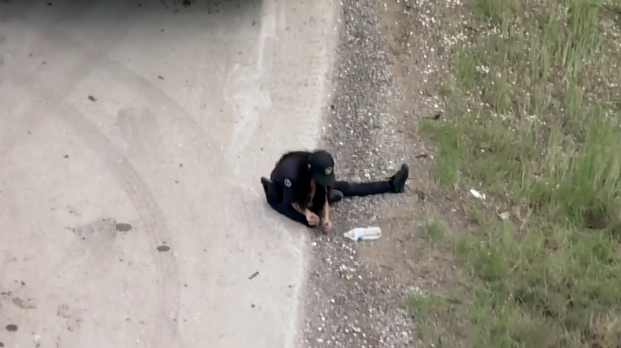 Posade su viđene na videu koristeći vakuume koji vode u poseban kamion kako bi ukinuli labavu promjenu, kao i pomoću lopata i rukama kako bi pokupili svaki pojedini zglob