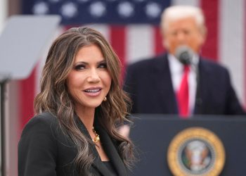 Šef DHS -a Kristi Noem otkriva kako joj je ukradena torbica: ‘Profesionalno učinjena’