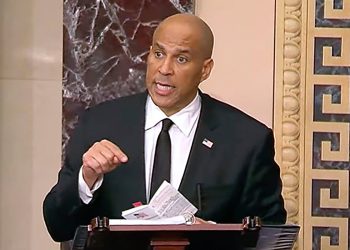 Senator Cory Booker održava maratonski govor u hrabrom prosvjedu protiv Trumpa, Musk