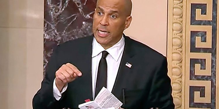 Senator Cory Booker održava maratonski govor u hrabrom prosvjedu protiv Trumpa, Musk