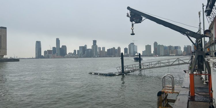 Šest ljudi je umrlo nakon što se helikopter srušio u rijeku Hudson izvan New Yorka. Evo što znamo