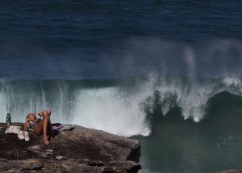Šest poginulih dok se ogromni valovi sruše na Istočnu obalu Australije