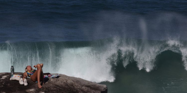 Šest poginulih dok se ogromni valovi sruše na Istočnu obalu Australije
