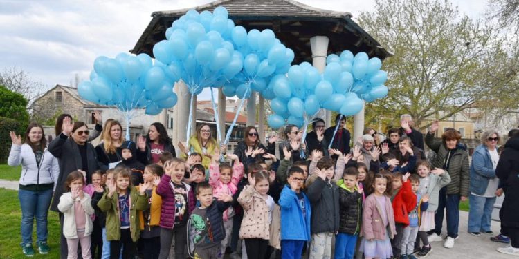 Simboličnim puštanjem plavih balona u Solinu obilježen Svjetski dan svjesnosti o autizmu