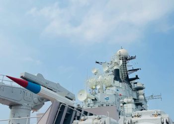 Sjeverna Koreja dobila novi razarač – nasmijani Kim pozirao kraj topa: "Opremljen je najmoćnijim oružjem!"