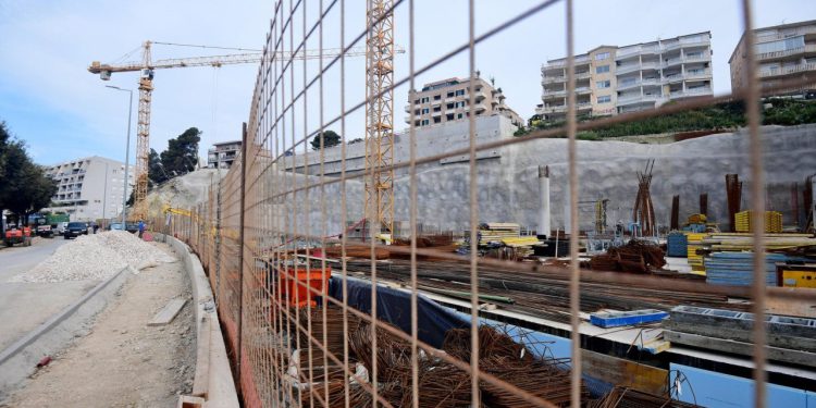 Slobodna Dalmacija – Hotel Mövenpick na žnjanskom platou gradit će se i preko ljeta! Izvođač: ‘Zašto ne bi? Građanima i kupačima je svejedno’