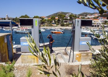 Slobodna Dalmacija – INA se oglasila o incidentu na Hvaru: ‘Iznenada nam je iscurio dizel iz spremnika preko noći, pratimo situaciju…’