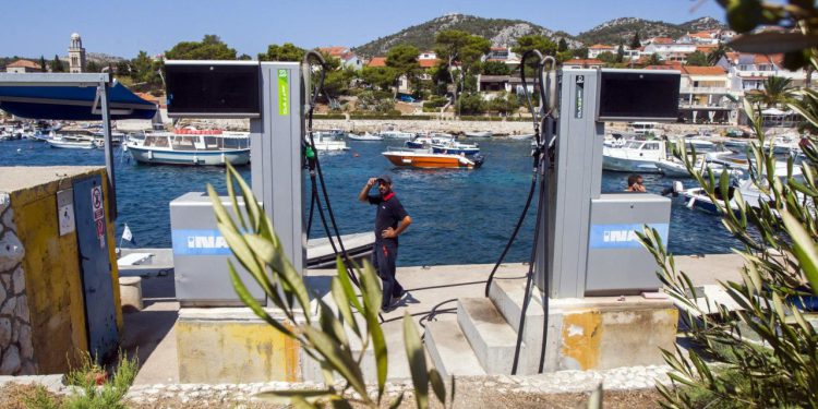 Slobodna Dalmacija – INA se oglasila o incidentu na Hvaru: ‘Iznenada nam je iscurio dizel iz spremnika preko noći, pratimo situaciju…’