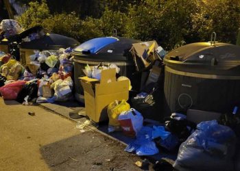 Slobodna Dalmacija – Kontejneri u elitnom splitskom kvartu na rubu su pucanja. Stanarka ih snima i noću i danju: ‘Uopće ih ne prazne’