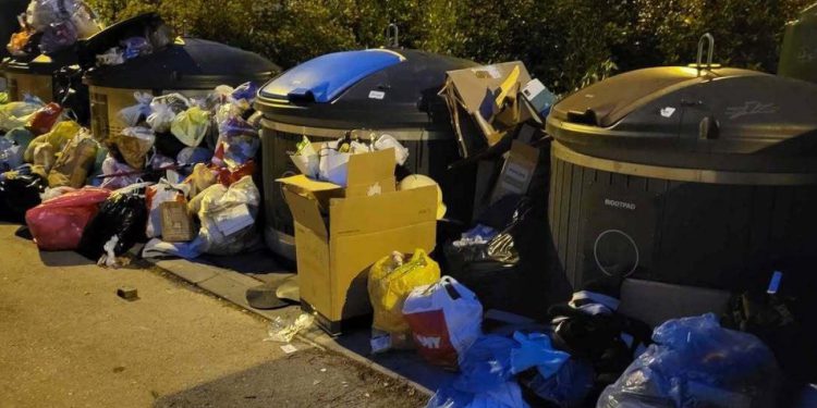 Slobodna Dalmacija – Kontejneri u elitnom splitskom kvartu na rubu su pucanja. Stanarka ih snima i noću i danju: ‘Uopće ih ne prazne’