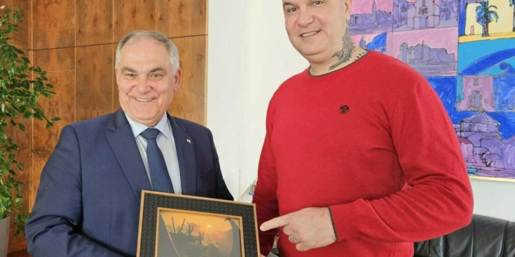 Slobodna Dalmacija – Legendarni Juka danas je bio gost župana Bobana. Otkrili su koju zajedničku ljubav dijele i najavili zanimljivo druženje