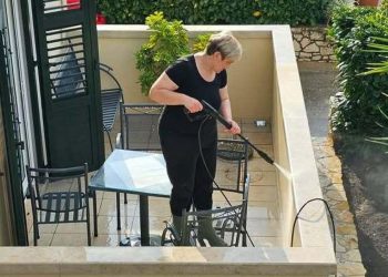 Slobodna Dalmacija – ‘Nemam fensi spotove, ali imam najbolje udarničke slike’; gradonačelnica Supetra obula je gumene čizme i uzela šmrk…