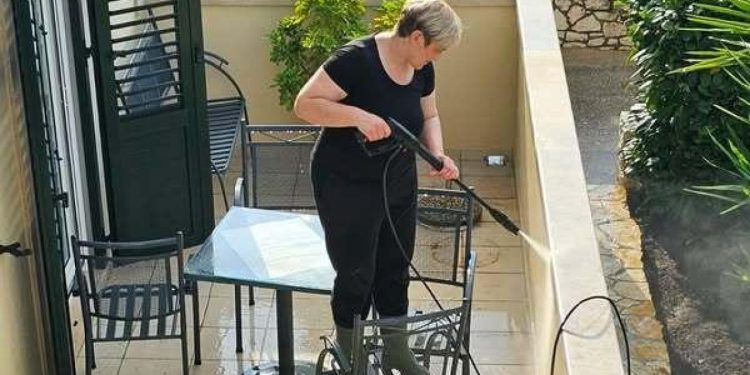 Slobodna Dalmacija – ‘Nemam fensi spotove, ali imam najbolje udarničke slike’; gradonačelnica Supetra obula je gumene čizme i uzela šmrk…