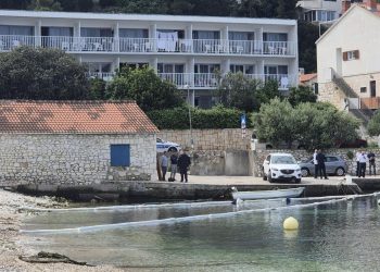 Slobodna Dalmacija – Oglasila se INA nakon jučerašnjeg ekocida na Hvaru. Produljuju radno vrijeme postaja u Jelsi i Vrboskoj