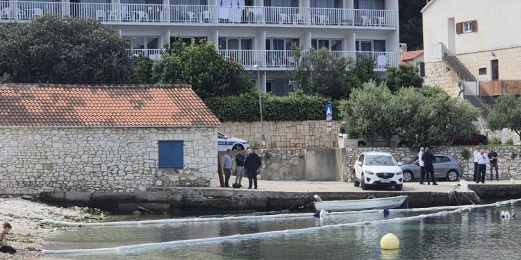 Slobodna Dalmacija – Oglasila se INA nakon jučerašnjeg ekocida na Hvaru. Produljuju radno vrijeme postaja u Jelsi i Vrboskoj