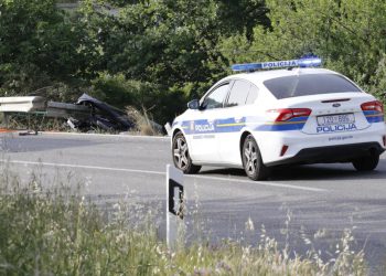 Slobodna Dalmacija – Policija je tražila 40, a sud ga poslao na 14 dana u zatvor kako ne bi mogao nastaviti s opasnim ponašanjem u prometu