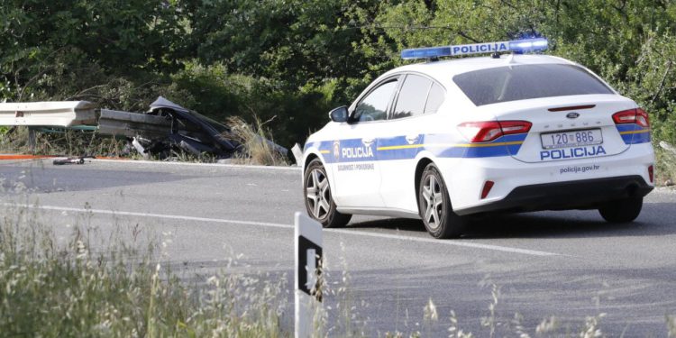 Slobodna Dalmacija – Policija je tražila 40, a sud ga poslao na 14 dana u zatvor kako ne bi mogao nastaviti s opasnim ponašanjem u prometu