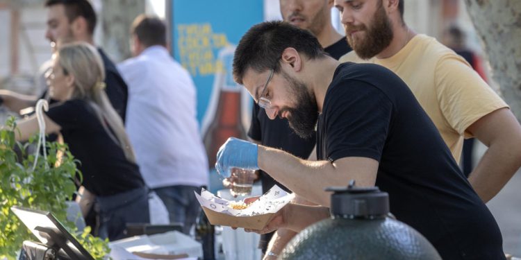 Slobodna Dalmacija – Poznata gastro senzacija na Pazaru slavi rođendan: ‘Muzika, masna spiza, kokteli…’ Svi su pozvani pod jednim uvjetom