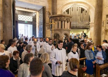 Slobodna Dalmacija – Splitsko-makarski nadbiskup Zdenko Križić služio misu zadušnicu za papu Franu, posvetio mu je divnu propovijed